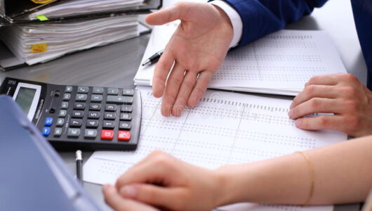 comptable-ou-inspecteur-financier-et-secrétaire-rédigeant-le-rapport-calculant-ou-vérifiant-l-équilibre-service-de-recettes-93814539